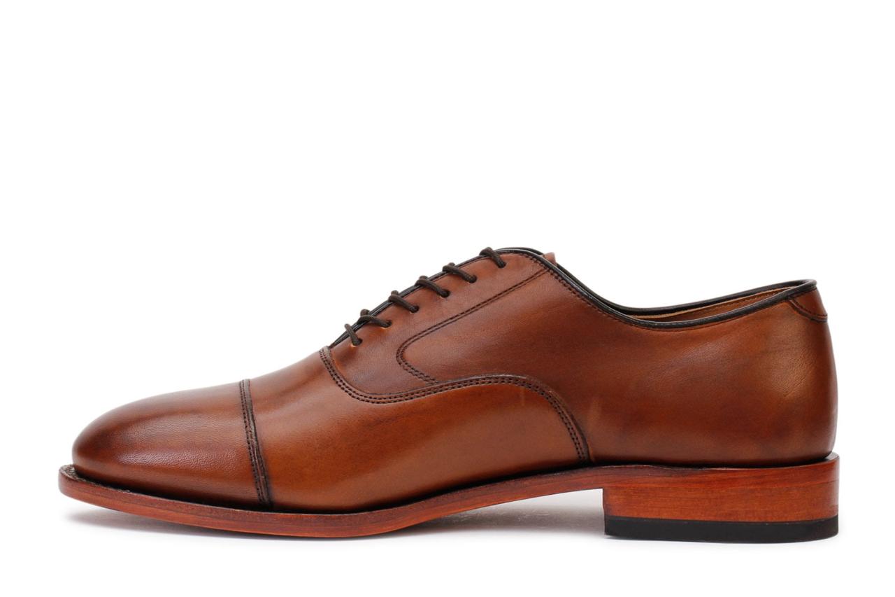 Johnston & Murphy Melton Cap Toe cocok untuk tampilan bisnis formal modern