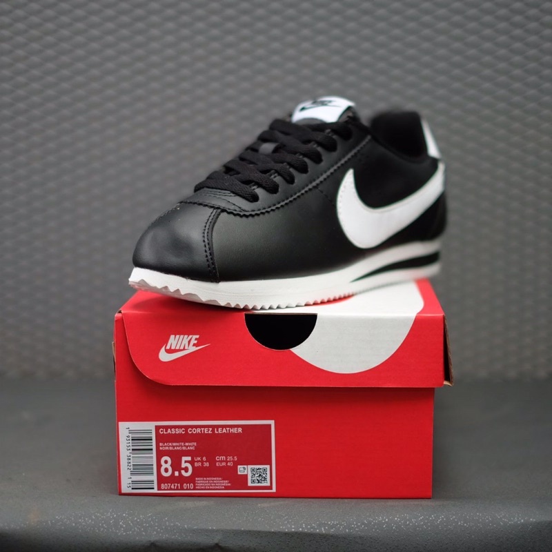 Nikmati kenyamanan timeless dalam Nike Cortez Classic yang legendaris sepanjang era