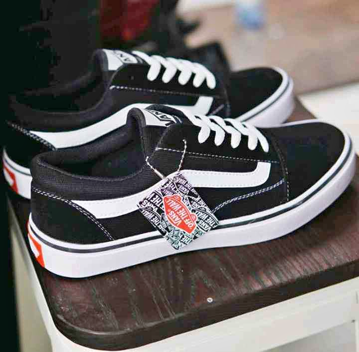 Sepatu Vans Old Skool Sepatu Sekolah Vans Hitam Motif Garis Kekinian ... Gaya kasual ringan yang tak lekang waktu lewat Vans Authentic Canvas klasik
