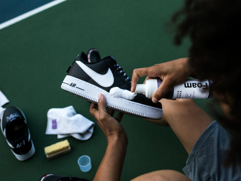 Tips Cara Mudah Membersihkan dan Merawat Sepatu Sneakers | Bababeli