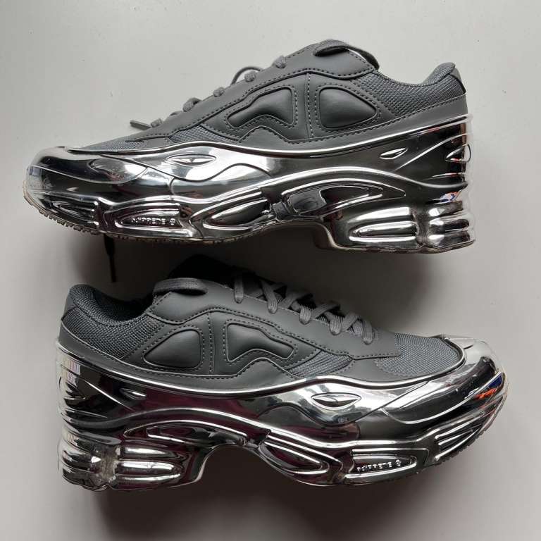 Kolaborasi Raf Simons x Adidas Ozweego yang jadi ikon mode avant-garde modern