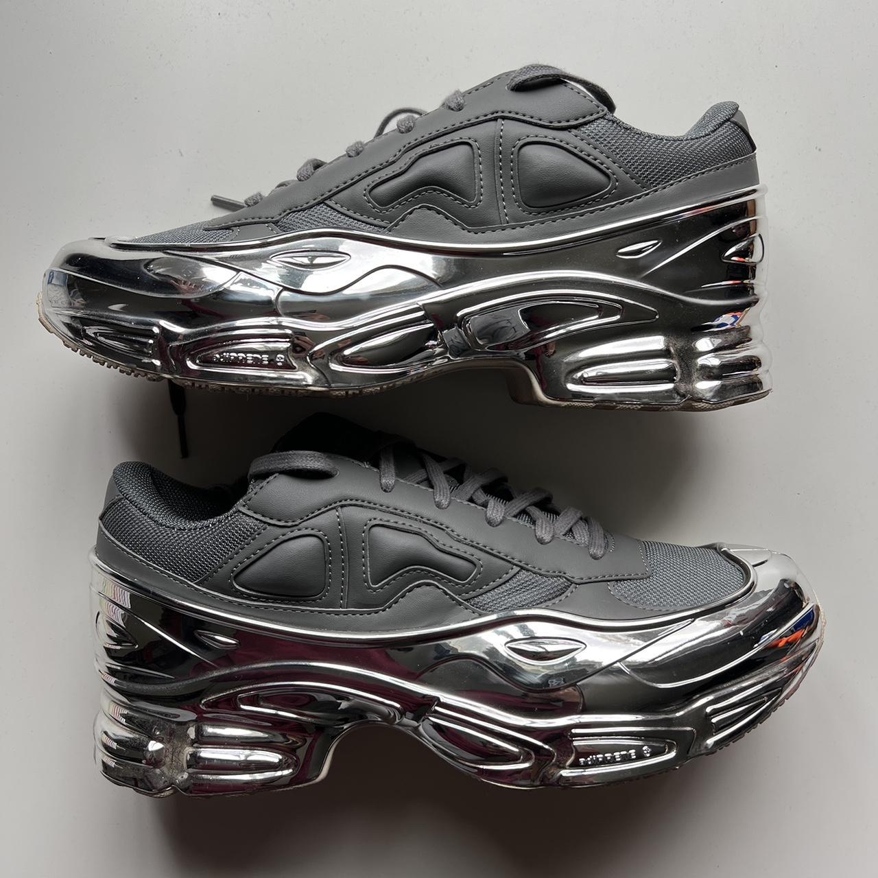 Kolaborasi Raf Simons x Adidas Ozweego yang jadi ikon mode avant-garde modern