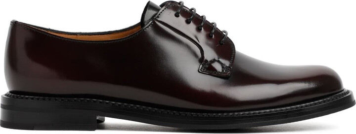 Sentuhan Inggris klasik dari Church’s Shannon Derby membawa kesan mewah berkelas