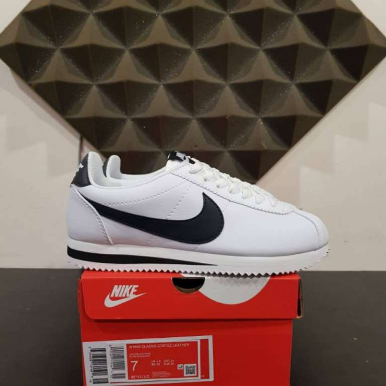 Nikmati kenyamanan timeless dalam Nike Cortez Classic yang legendaris sepanjang era