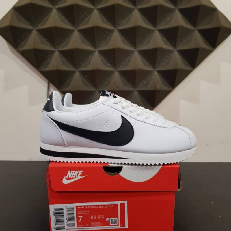 Nikmati kenyamanan timeless dalam Nike Cortez Classic yang legendaris sepanjang era