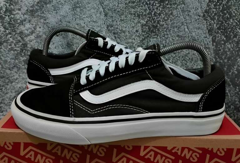 Gaya kasual ringan yang tak lekang waktu lewat Vans Authentic Canvas klasik