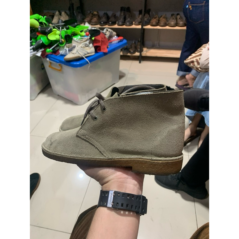Desert Boot Original dari Clarks tampil elegan dengan nuansa retro berkarakter